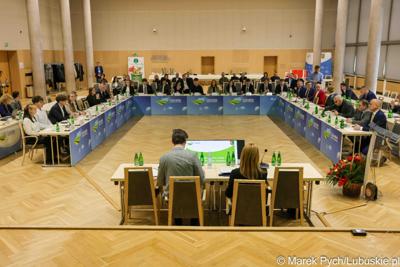 Inauguracyjna sesja Młodzieżowego Sejmiku Województwa Lubuskiego kadencji 2025-2027. Młodzi radni odebrali zaświadczenia o wyborze i gratulacje od przedstawicieli samorządu.
