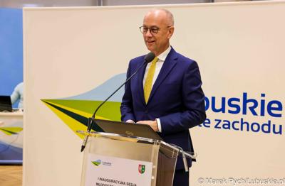 Marszałek Województwa Lubuskiego Marcin Jabłoński przemawia podczas inauguracyjnej sesji Młodzieżowego Sejmiku Województwa Lubuskiego kadencji 2025-2027