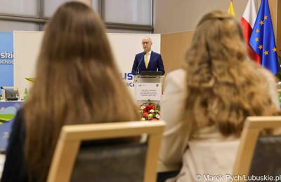 Inauguracyjna sesja Młodzieżowego Sejmiku Województwa Lubuskiego kadencji 2025-2027. Młodzi radni odebrali zaświadczenia o wyborze i gratulacje od przedstawicieli samorządu.