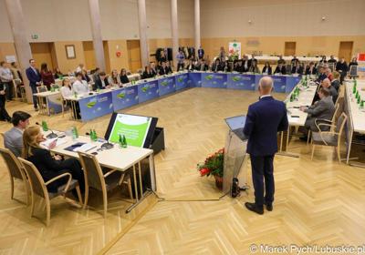 Inauguracyjna sesja Młodzieżowego Sejmiku Województwa Lubuskiego kadencji 2025-2027. Młodzi radni odebrali zaświadczenia o wyborze i gratulacje od przedstawicieli samorządu.
