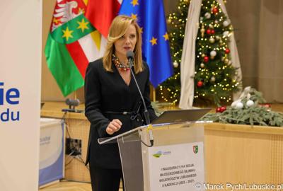 Przewodniczące Sejmiku Województwa Lubuskiego Anna Synowiec przemawia podczas inauguracyjnej sesji Młodzieżowego Sejmiku Województwa Lubuskiego kadencji 2025-2027