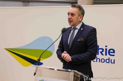 Inauguracyjna sesja Młodzieżowego Sejmiku Województwa Lubuskiego kadencji 2025-2027. Młodzi radni odebrali zaświadczenia o wyborze i gratulacje od przedstawicieli samorządu.