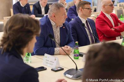 Inauguracyjna sesja Młodzieżowego Sejmiku Województwa Lubuskiego kadencji 2025-2027. Młodzi radni odebrali zaświadczenia o wyborze i gratulacje od przedstawicieli samorządu.