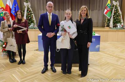 Inauguracyjna sesja Młodzieżowego Sejmiku Województwa Lubuskiego kadencji 2025-2027. Młodzi radni odebrali zaświadczenia o wyborze i gratulacje od przedstawicieli samorządu.