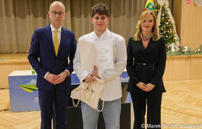 Inauguracyjna sesja Młodzieżowego Sejmiku Województwa Lubuskiego kadencji 2025-2027. Młodzi radni odebrali zaświadczenia o wyborze i gratulacje od przedstawicieli samorządu.