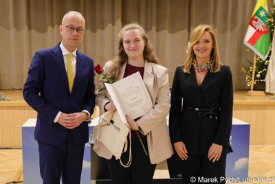 Inauguracyjna sesja Młodzieżowego Sejmiku Województwa Lubuskiego kadencji 2025-2027. Młodzi radni odebrali zaświadczenia o wyborze i gratulacje od przedstawicieli samorządu.