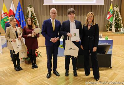Inauguracyjna sesja Młodzieżowego Sejmiku Województwa Lubuskiego kadencji 2025-2027. Młodzi radni odebrali zaświadczenia o wyborze i gratulacje od przedstawicieli samorządu.