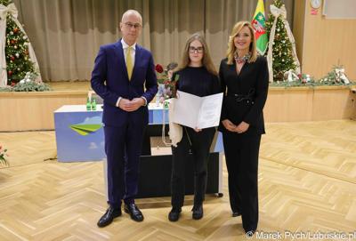 Inauguracyjna sesja Młodzieżowego Sejmiku Województwa Lubuskiego kadencji 2025-2027. Młodzi radni odebrali zaświadczenia o wyborze i gratulacje od przedstawicieli samorządu.