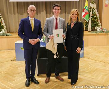 Inauguracyjna sesja Młodzieżowego Sejmiku Województwa Lubuskiego kadencji 2025-2027. Młodzi radni odebrali zaświadczenia o wyborze i gratulacje od przedstawicieli samorządu.