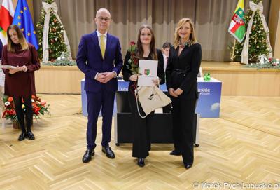 Inauguracyjna sesja Młodzieżowego Sejmiku Województwa Lubuskiego kadencji 2025-2027. Młodzi radni odebrali zaświadczenia o wyborze i gratulacje od przedstawicieli samorządu.
