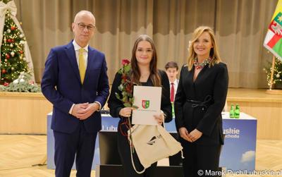 Inauguracyjna sesja Młodzieżowego Sejmiku Województwa Lubuskiego kadencji 2025-2027. Młodzi radni odebrali zaświadczenia o wyborze i gratulacje od przedstawicieli samorządu.