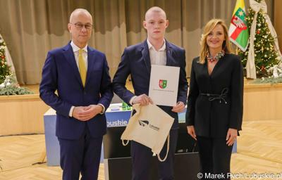 Inauguracyjna sesja Młodzieżowego Sejmiku Województwa Lubuskiego kadencji 2025-2027. Młodzi radni odebrali zaświadczenia o wyborze i gratulacje od przedstawicieli samorządu.