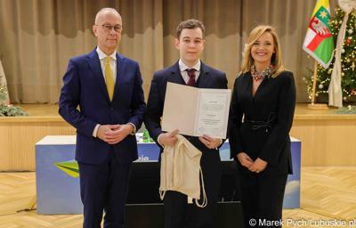 Inauguracyjna sesja Młodzieżowego Sejmiku Województwa Lubuskiego kadencji 2025-2027. Młodzi radni odebrali zaświadczenia o wyborze i gratulacje od przedstawicieli samorządu.