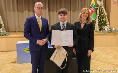 Inauguracyjna sesja Młodzieżowego Sejmiku Województwa Lubuskiego kadencji 2025-2027. Młodzi radni odebrali zaświadczenia o wyborze i gratulacje od przedstawicieli samorządu.