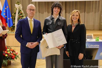 Inauguracyjna sesja Młodzieżowego Sejmiku Województwa Lubuskiego kadencji 2025-2027. Młodzi radni odebrali zaświadczenia o wyborze i gratulacje od przedstawicieli samorządu.