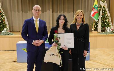 Inauguracyjna sesja Młodzieżowego Sejmiku Województwa Lubuskiego kadencji 2025-2027. Młodzi radni odebrali zaświadczenia o wyborze i gratulacje od przedstawicieli samorządu.