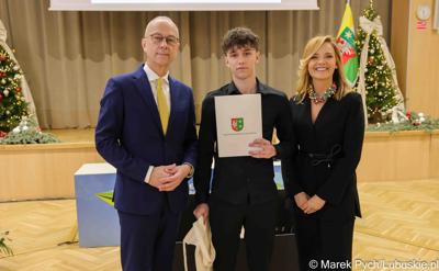 Inauguracyjna sesja Młodzieżowego Sejmiku Województwa Lubuskiego kadencji 2025-2027. Młodzi radni odebrali zaświadczenia o wyborze i gratulacje od przedstawicieli samorządu.
