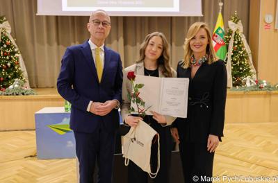 Inauguracyjna sesja Młodzieżowego Sejmiku Województwa Lubuskiego kadencji 2025-2027. Młodzi radni odebrali zaświadczenia o wyborze i gratulacje od przedstawicieli samorządu.