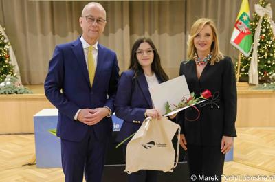 Inauguracyjna sesja Młodzieżowego Sejmiku Województwa Lubuskiego kadencji 2025-2027. Młodzi radni odebrali zaświadczenia o wyborze i gratulacje od przedstawicieli samorządu.