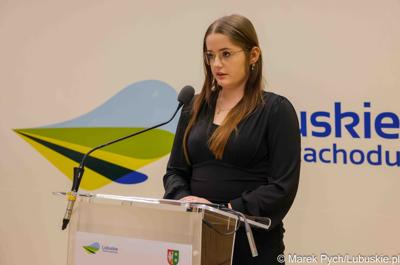 Inauguracyjna sesja Młodzieżowego Sejmiku Województwa Lubuskiego kadencji 2025-2027. Młodzi radni odebrali zaświadczenia o wyborze i gratulacje od przedstawicieli samorządu.