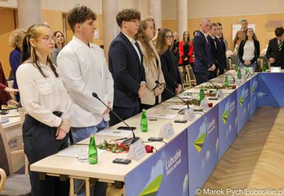 Inauguracyjna sesja Młodzieżowego Sejmiku Województwa Lubuskiego kadencji 2025-2027. Młodzi radni odebrali zaświadczenia o wyborze i gratulacje od przedstawicieli samorządu.