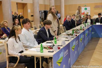 Inauguracyjna sesja Młodzieżowego Sejmiku Województwa Lubuskiego kadencji 2025-2027. Młodzi radni odebrali zaświadczenia o wyborze i gratulacje od przedstawicieli samorządu.