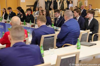 Inauguracyjna sesja Młodzieżowego Sejmiku Województwa Lubuskiego kadencji 2025-2027. Młodzi radni odebrali zaświadczenia o wyborze i gratulacje od przedstawicieli samorządu.