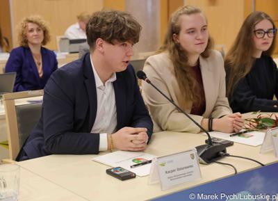 Inauguracyjna sesja Młodzieżowego Sejmiku Województwa Lubuskiego kadencji 2025-2027. Młodzi radni odebrali zaświadczenia o wyborze i gratulacje od przedstawicieli samorządu.