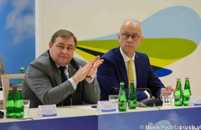Inauguracyjna sesja Młodzieżowego Sejmiku Województwa Lubuskiego kadencji 2025-2027. Młodzi radni odebrali zaświadczenia o wyborze i gratulacje od przedstawicieli samorządu.