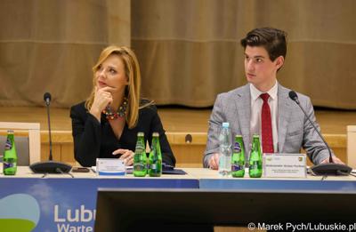 Inauguracyjna sesja Młodzieżowego Sejmiku Województwa Lubuskiego kadencji 2025-2027. Młodzi radni odebrali zaświadczenia o wyborze i gratulacje od przedstawicieli samorządu.