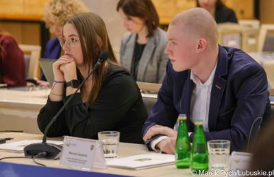 Inauguracyjna sesja Młodzieżowego Sejmiku Województwa Lubuskiego kadencji 2025-2027. Młodzi radni odebrali zaświadczenia o wyborze i gratulacje od przedstawicieli samorządu.