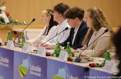 Inauguracyjna sesja Młodzieżowego Sejmiku Województwa Lubuskiego kadencji 2025-2027. Młodzi radni odebrali zaświadczenia o wyborze i gratulacje od przedstawicieli samorządu.
