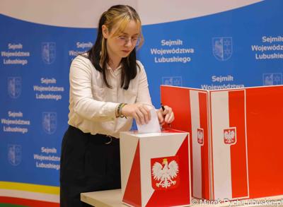 Inauguracyjna sesja Młodzieżowego Sejmiku Województwa Lubuskiego kadencji 2025-2027. Młodzi radni odebrali zaświadczenia o wyborze i gratulacje od przedstawicieli samorządu.