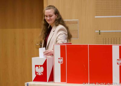 Inauguracyjna sesja Młodzieżowego Sejmiku Województwa Lubuskiego kadencji 2025-2027. Młodzi radni odebrali zaświadczenia o wyborze i gratulacje od przedstawicieli samorządu.