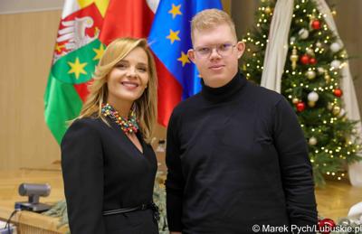 Inauguracyjna sesja Młodzieżowego Sejmiku Województwa Lubuskiego kadencji 2025-2027. Młodzi radni odebrali zaświadczenia o wyborze i gratulacje od przedstawicieli samorządu.