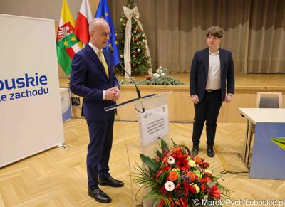 Inauguracyjna sesja Młodzieżowego Sejmiku Województwa Lubuskiego kadencji 2025-2027. Młodzi radni odebrali zaświadczenia o wyborze i gratulacje od przedstawicieli samorządu.