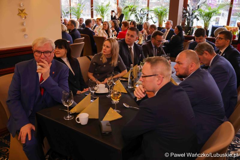 Uczestnicy spotkania noworocznego Wojewody Lubuskiego z lubuskimi parlamentarzystami, szefami administracji zespolonej i niezespolonej oraz przedstawicielami jednostek samorządu terytorialnego