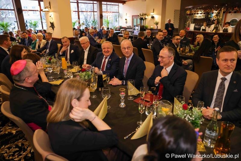 Uczestnicy spotkania noworocznego Wojewody Lubuskiego z lubuskimi parlamentarzystami, szefami administracji zespolonej i niezespolonej oraz przedstawicielami jednostek samorządu terytorialnego