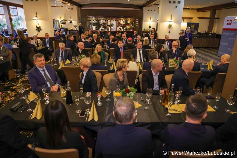 Uczestnicy spotkania noworocznego Wojewody Lubuskiego z lubuskimi parlamentarzystami, szefami administracji zespolonej i niezespolonej oraz przedstawicielami jednostek samorządu terytorialnego