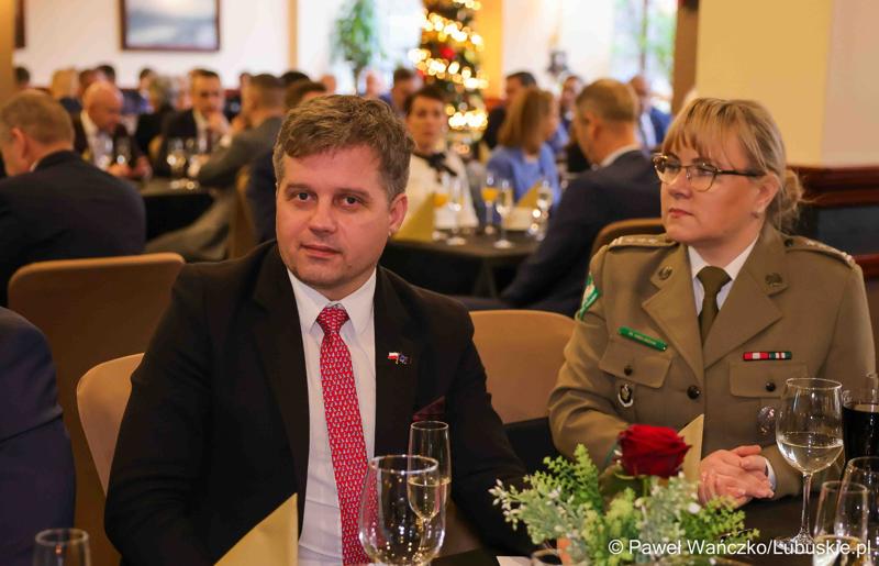 Uczestnicy spotkania noworocznego Wojewody Lubuskiego z lubuskimi parlamentarzystami, szefami administracji zespolonej i niezespolonej oraz przedstawicielami jednostek samorządu terytorialnego