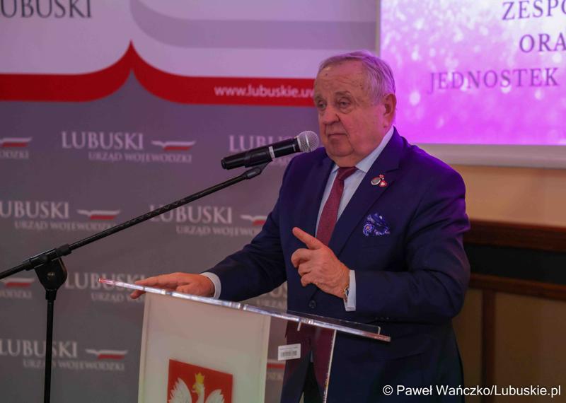Senator Władysław Komarnicki przemawia do uczestników spotkania noworocznego Wojewody Lubuskiego z lubuskimi parlamentarzystami, szefami administracji zespolonej i niezespolonej oraz przedstawicielami jednostek samorządu terytorialnego