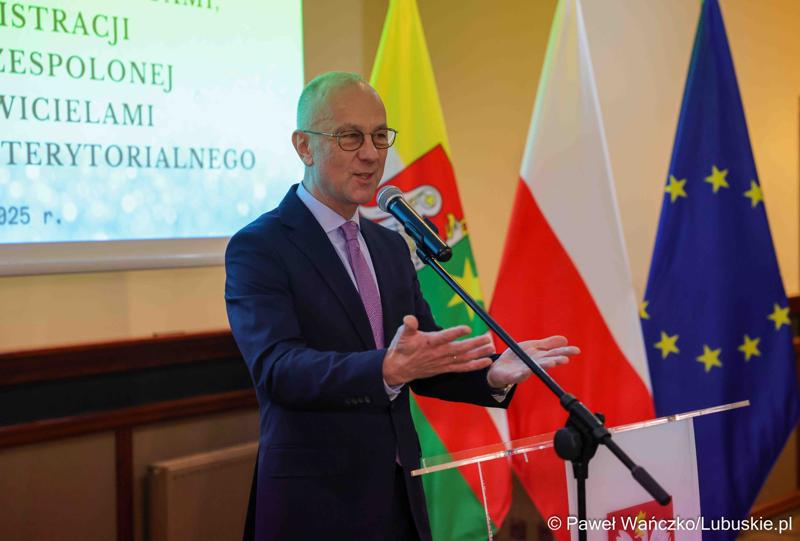 Marszałek Województwa Lubuskiego Marcin Jabłoński przemawia podczas spotkania noworocznego Wojewody Lubuskiego z lubuskimi parlamentarzystami, szefami administracji zespolonej i niezespolonej oraz przedstawicielami jednostek samorządu terytorialnego