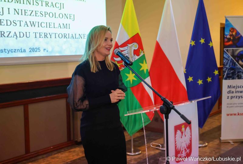 Przewodnicząca Sejmiku Województwa Lubuskiego Anna Synowiec przemawia do uczestników spotkania noworocznego Wojewody Lubuskiego z lubuskimi parlamentarzystami, szefami administracji zespolonej i niezespolonej oraz przedstawicielami jednostek samorządu terytorialnego