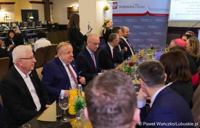 Uczestnicy spotkania noworocznego Wojewody Lubuskiego z lubuskimi parlamentarzystami, szefami administracji zespolonej i niezespolonej oraz przedstawicielami jednostek samorządu terytorialnego