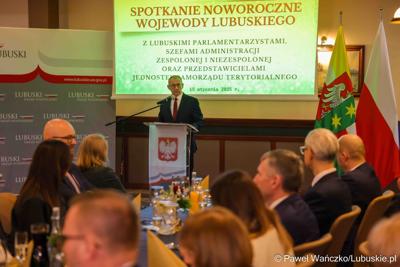 Wojewoda Lubuski Marek Cebula przemawia do uczestników spotkania noworocznego z lubuskimi parlamentarzystami, szefami administracji zespolonej i niezespolonej oraz przedstawicielami jednostek samorządu terytorialnego