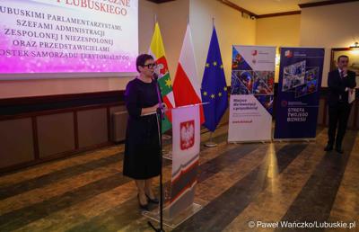Posłanka na Sejm RP Krystyna Sibińska przemawia do uczestników spotkania noworocznego Wojewody Lubuskiego z lubuskimi parlamentarzystami, szefami administracji zespolonej i niezespolonej oraz przedstawicielami jednostek samorządu terytorialnego