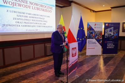 Senator Władysław Komarnicki przemawia do uczestników spotkania noworocznego Wojewody Lubuskiego z lubuskimi parlamentarzystami, szefami administracji zespolonej i niezespolonej oraz przedstawicielami jednostek samorządu terytorialnego