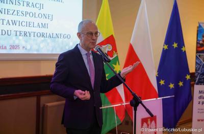 Marszałek Województwa Lubuskiego Marcin Jabłoński przemawia podczas spotkania noworocznego Wojewody Lubuskiego z lubuskimi parlamentarzystami, szefami administracji zespolonej i niezespolonej oraz przedstawicielami jednostek samorządu terytorialnego