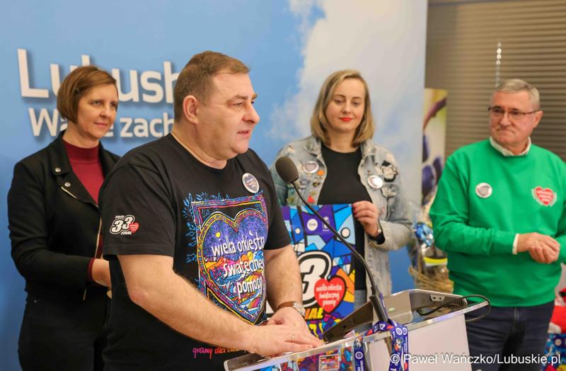 Wicemarszałek Grzegorz Potęga przemawia podczas konferencji prasowej dot. wsparcia, jakie Województwie Lubuskie udzieliło lubuskim sztabom 33. Finału Wielkiej Orkiestry Świątecznej Pomocy