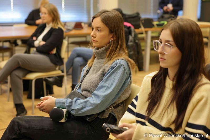 Dziennikarze na konferencji prasowej dot. wsparcia, jakie Województwie Lubuskie udzieliło lubuskim sztabom 33. Finału Wielkiej Orkiestry Świątecznej Pomocy